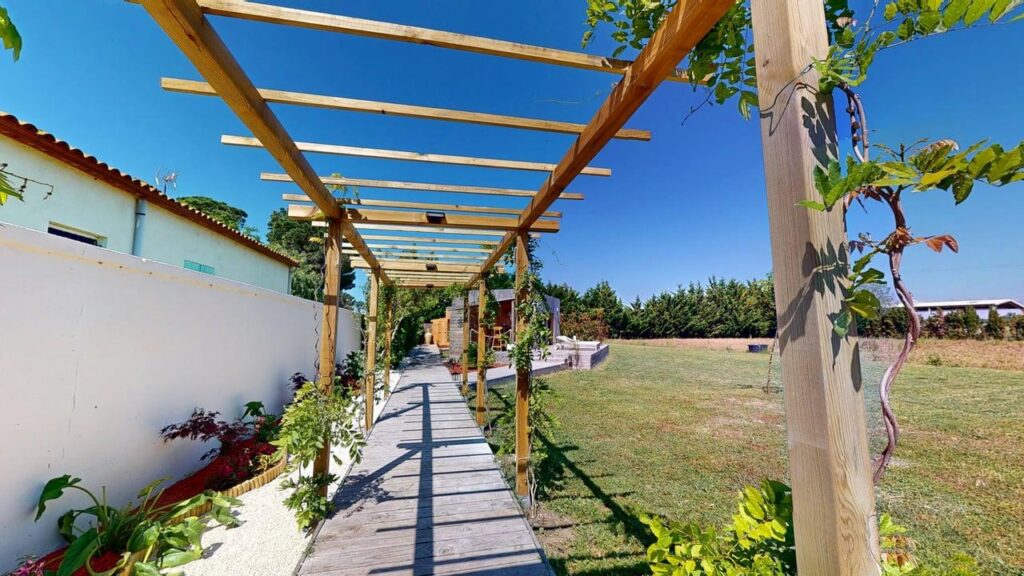 Mas-De-Paz-Entree-lodge_1