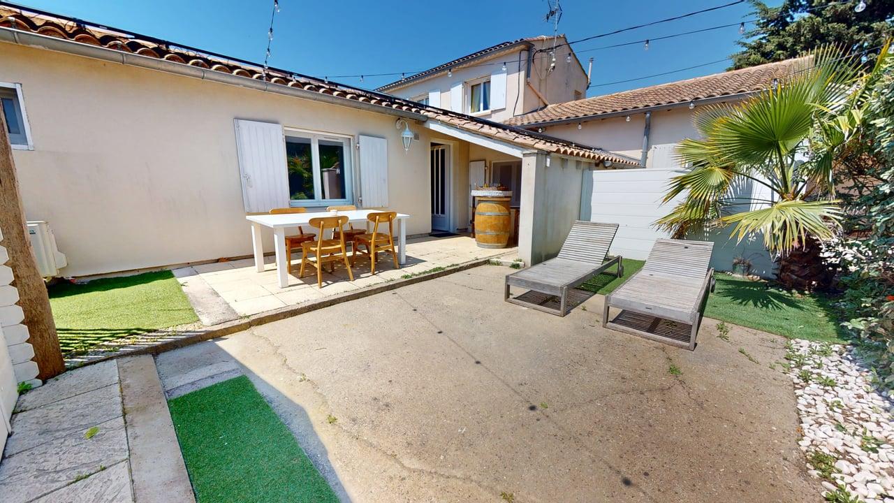 Mas-De-Paz-exterieur-gite-des-salins-1